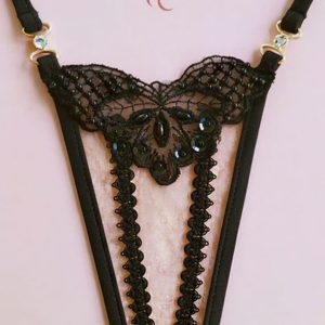 Lola Luna: Perizoma in tulle Paloma decorato da ricami e gioielli neri