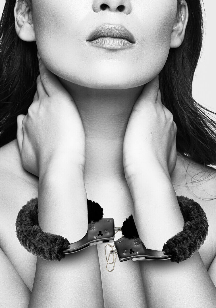 Manette morbide con pelliccia e sgancio rapido – Ouch! - immagine 2